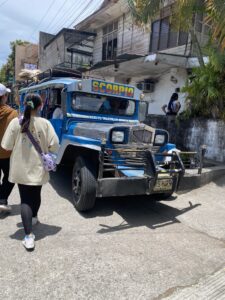 乗り物：ジプニー（バスと言うことも）